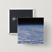 Ein schräger Horizont mit Blick auf die Erdatmosph Button (Vorne & Hinten)