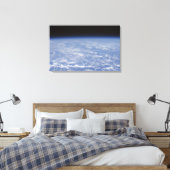 Ein schräger Horizont mit Blick auf die Erdatmosph Leinwanddruck (Insitu (Schlafzimmer))