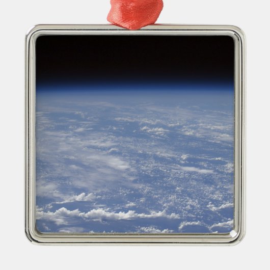 Ein schräger Horizont mit Blick auf die Erdatmosph Ornament Aus Metall (Vorne)