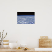 Ein schräger Horizont mit Blick auf die Erdatmosph Poster (Küche)