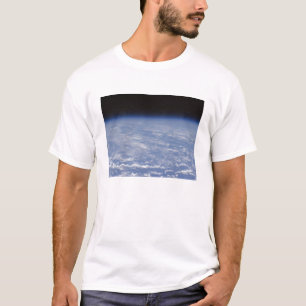 Ein schräger Horizont mit Blick auf die Erdatmosph T-Shirt