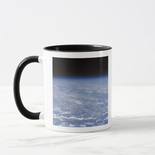 Ein schräger Horizont mit Blick auf die Erdatmosph Tasse (Links)