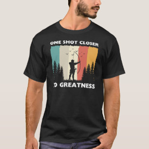 Ein Schritt näher zur Größe   Bogenschießen Sprüch T-Shirt