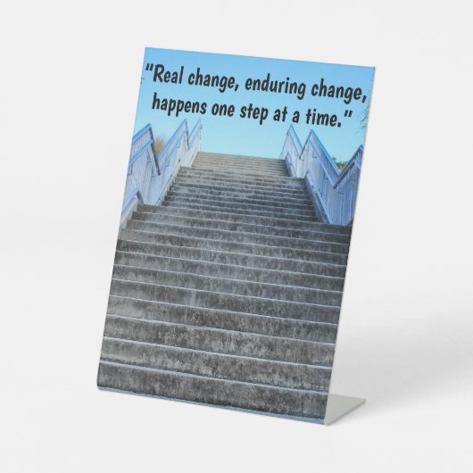 "Ein Schritt zur Zeit"-Zeichen Sockelschild (Vorderseite)