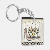 Ein Schuh, eine Tasche und ein Paar Gläser Schlüsselanhänger (Vorderseite links)