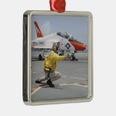 Ein Schütze an Bord des Flugzeugträgers Ornament Aus Metall (Rechts)