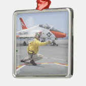 Ein Schütze an Bord des Flugzeugträgers Ornament Aus Metall (Links)
