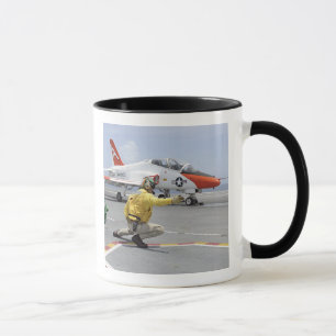 Ein Schütze an Bord des Flugzeugträgers Tasse