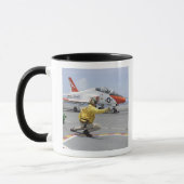 Ein Schütze an Bord des Flugzeugträgers Tasse (Links)