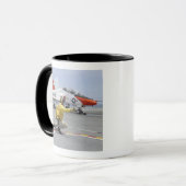Ein Schütze an Bord des Flugzeugträgers Tasse (Vorderseite Links)