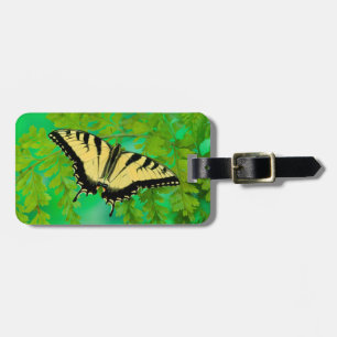 Ein Schwalbenschwanz Schmetterling landet Gepäckanhänger