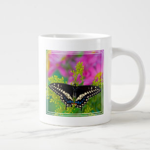 Ein Schwalbenschwanz-Schmetterling landet Jumbo-Tasse