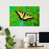 Ein Schwalbenschwanz Schmetterling landet Poster (Heimbüro)