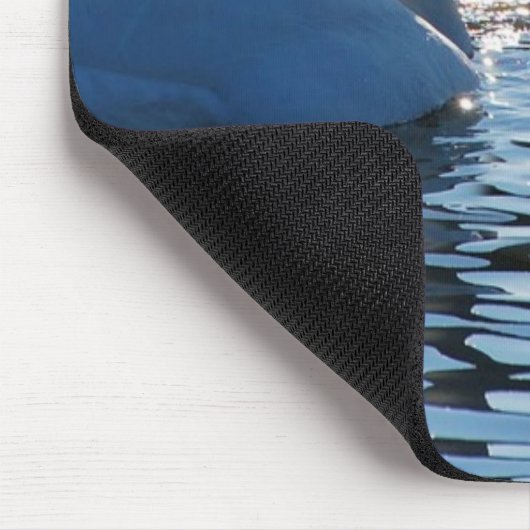 Ein Schwan-Herz-Kuss, Reflexionen der Liebe Mousepad (Ecke)