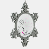 Ein schwangeres Mutter-zu-ist mit rosa Schneeflocken Zinn-Ornament (Links)
