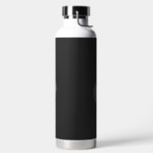 ein schwarz-braunes Logo mit dem Buchstaben 9 Trinkflasche (links)