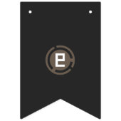 ein schwarz-braunes Logo mit dem Buchstaben 9 Wimpelkette (Zweite Fahne)