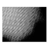 ein Schwarz-Weiß-Foto einer Uhr an einer Wand Gummistempel (Prägung)