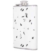 ein Schwarz-Weiß-Foto einer Vogelherde Flachmann (Links)