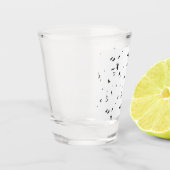 ein Schwarz-Weiß-Foto einer Vogelherde Schnapsglas (Links)