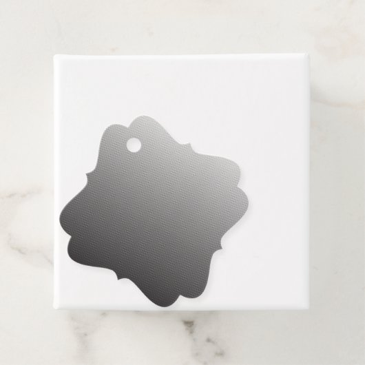 ein Schwarz-Weiß-Foto einer Wand_ Geschenkanhänger (Beispiel)