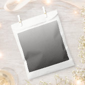 ein Schwarz-Weiß-Foto einer Wand_ Geschenktütchen (Ausgeschnitten)