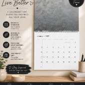 ein Schwarz-Weiß-Foto einer Wand_ Kalender
