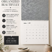 ein Schwarz-Weiß-Foto einer Wand_ Kalender