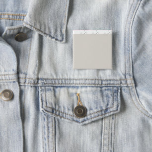 ein Schwarz-Weiß-Foto eines Mannes in einem Anzug  Button