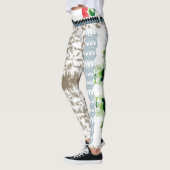 ein Schwarz-Weiß-Foto eines Musters Leggings (Links)
