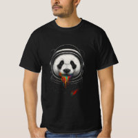 Ein schwarz-weißer Panda-Bär, der einen Raumanzug