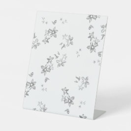 ein schwarz-weißes Foto von Blasen auf weißem Rück Sockelschild