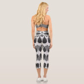 Ein schwarz-weißes trendiges Stoffmuster Design Ca Capri Leggings (Rückseite)