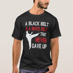 Ein schwarzer Gürtel ist ein weißer Gürtel, der ni T-Shirt