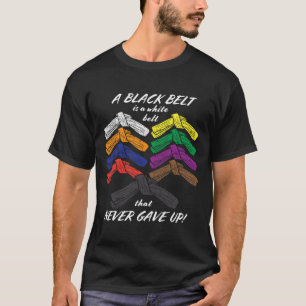 Ein schwarzer Gürtel ist ein weißer Gürtel, der ni T-Shirt