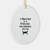 Ein schwarzer Gürtel ist ein weißer Gürtel Karate Keramik Ornament (Rechts)