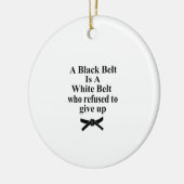 Ein schwarzer Gürtel ist ein weißer Gürtel Karate Keramik Ornament (Links)