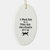 Ein schwarzer Gürtel ist ein weißer Gürtel Karate  Keramik Ornament (Rechts)