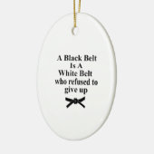 Ein schwarzer Gürtel ist ein weißer Gürtel Karate  Keramik Ornament (Links)