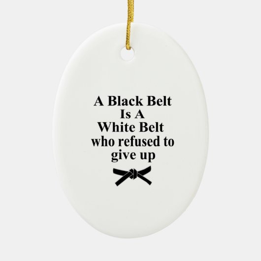 Ein schwarzer Gürtel ist ein weißer Gürtel Karate Keramik Ornament (Vorne)