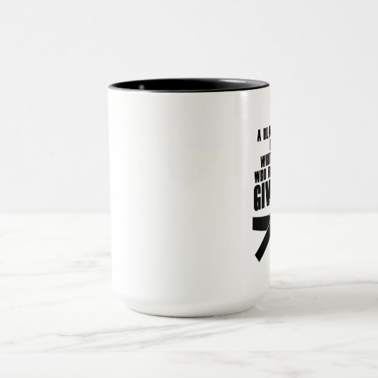 Ein schwarzer Gürtel ist ein weißes Gurt-Karate Tasse (Zentrum)