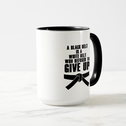 Ein schwarzer Gürtel ist ein weißes Gurt-Karate Tasse (VorderseiteRechts)