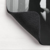 Ein schwarzer Schatten streift am Baum vorbei Mousepad (Ecke)