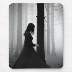 Ein schwarzer Schatten streift am Baum vorbei Mousepad