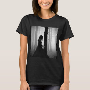 Ein schwarzer Schatten streift am Baum vorbei T-Shirt