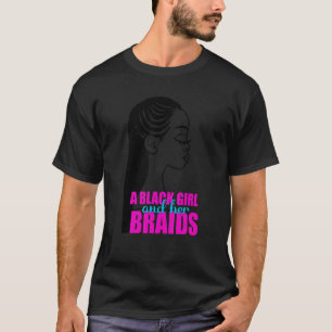 Ein schwarzes Mädchen und ihre Braiden geflochtene T-Shirt