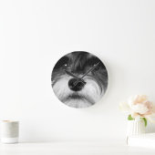 Ein Schwarzweiss-Zwergschnauzer Runde Wanduhr (Zuhause)