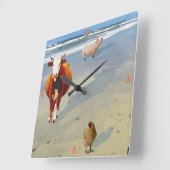 Ein Schwein, eine Kuh und ein Huhn am Strand Quadratische Wanduhr (Winkel)