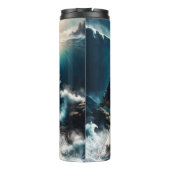 Ein schwimmendes Dampfbad Orca in der Welle. Thermosbecher (Rückseite)