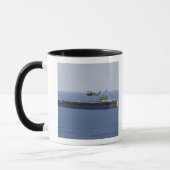 Ein Seahawk-Hubschrauber mit MH-60er Tasse (Links)
